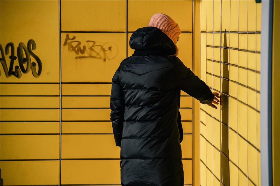 Pakete können ganz einfach an sogenannte Pick-up-Points, wie Paketstationen oder Paketshops in der Nähe geliefert werden. picture alliance / dpa-tmn
