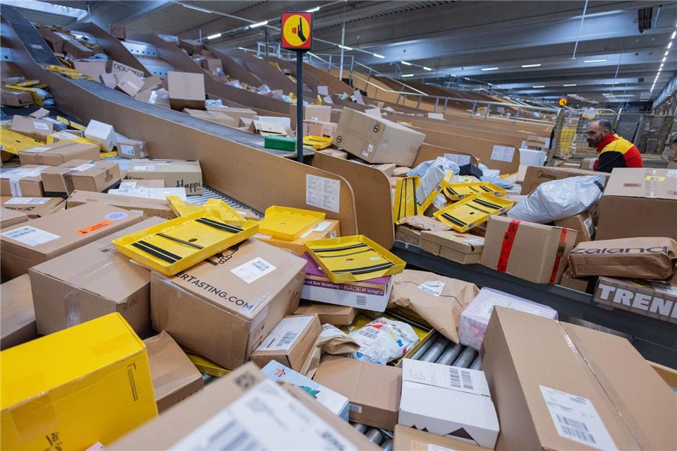 Pakete, so weit das Auge reicht - hier in einer DHL-Zustellbasis. (Symbolbild)Rolf Vennenbernd/dpa