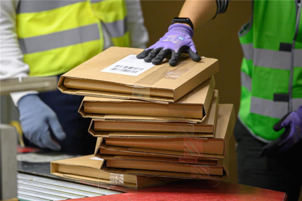 Pakete und Päckchen sollten bis zum 20. Dezember versendet werden. (Archivbild)Robert Michael/dpa-Zentralbild/dpa