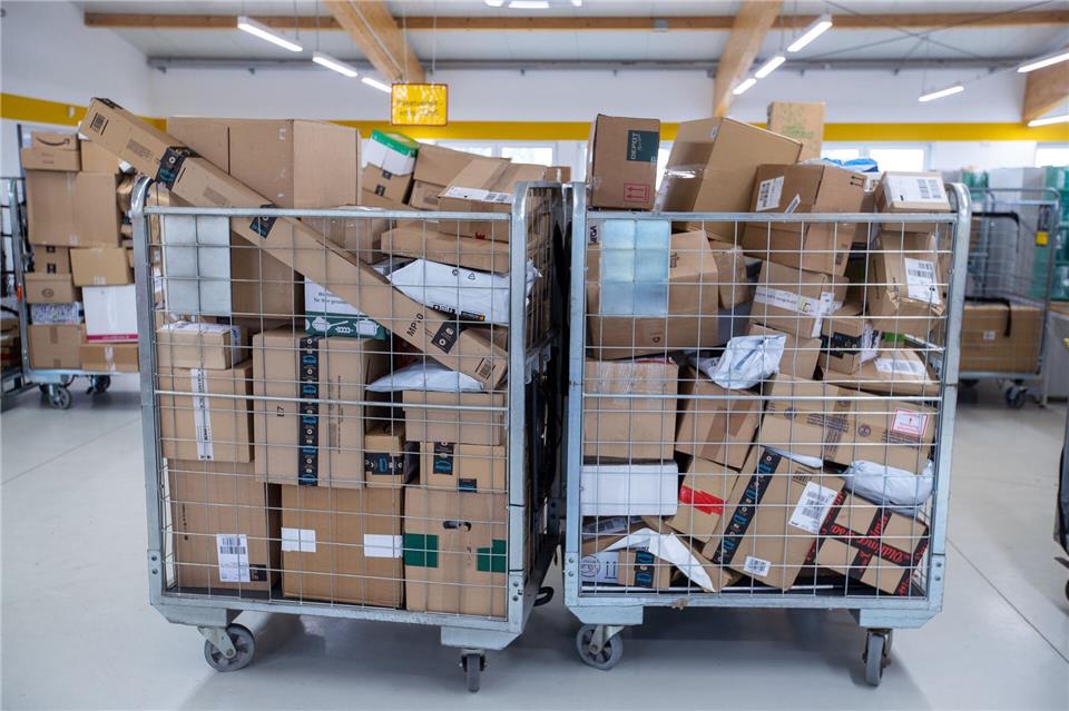 Paketzusteller klingeln täglich an vielen Türen. (Symboldbild)Jens Büttner/dpa-Zentralbild/ZB