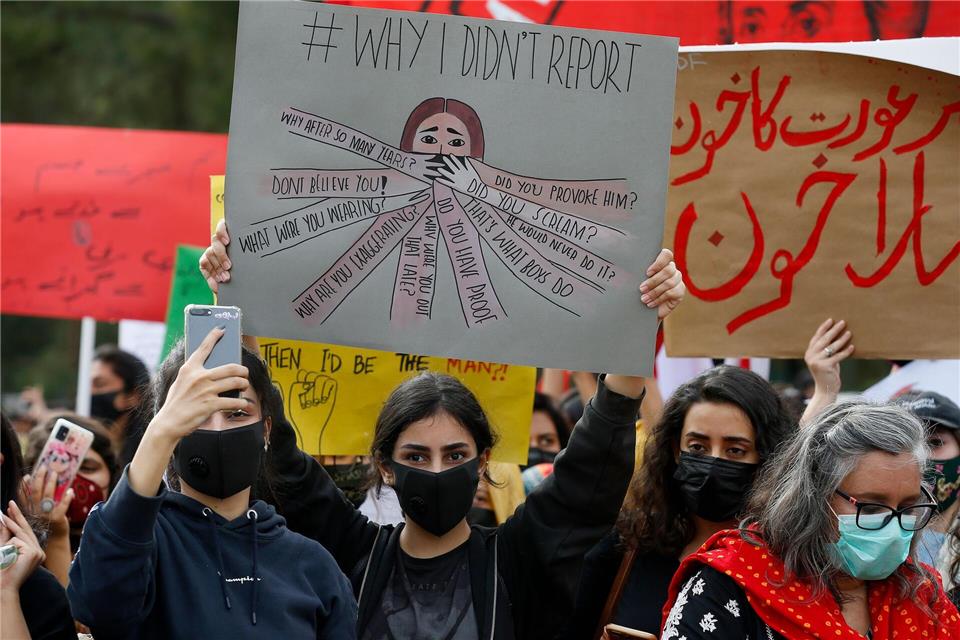 Pakistanische Aktivistinnen demonstrieren im Rahmen des Internationalen Frauentags. (Archivbild)Anjum Naveed/AP/dpa