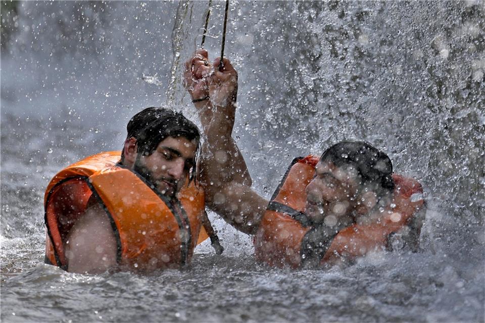 Hitzewarnung in Pakistan: Temperaturen über 50 Grad Pakistanische Männer kühlen sich in einem Bach ab, während die Temperaturen in Islamabad 39 Grad Celsius erreichen.