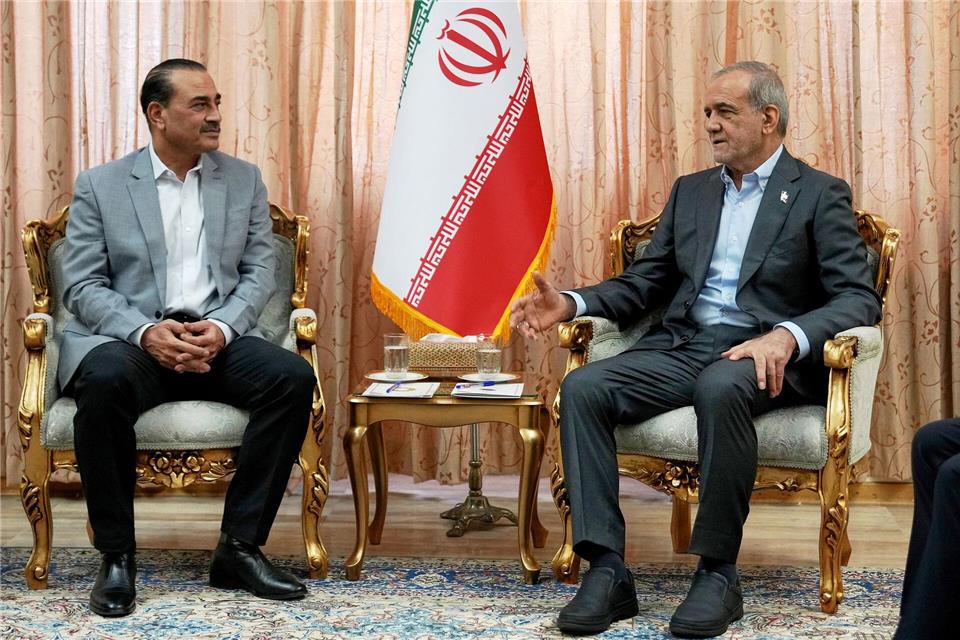 Pakistans Armeechef Asim Munir traf sich in Teheran mit dem iranischen Präsidenten Massud Peseschkian.Uncredited/Iranian Presidency Office/AP/dpa
