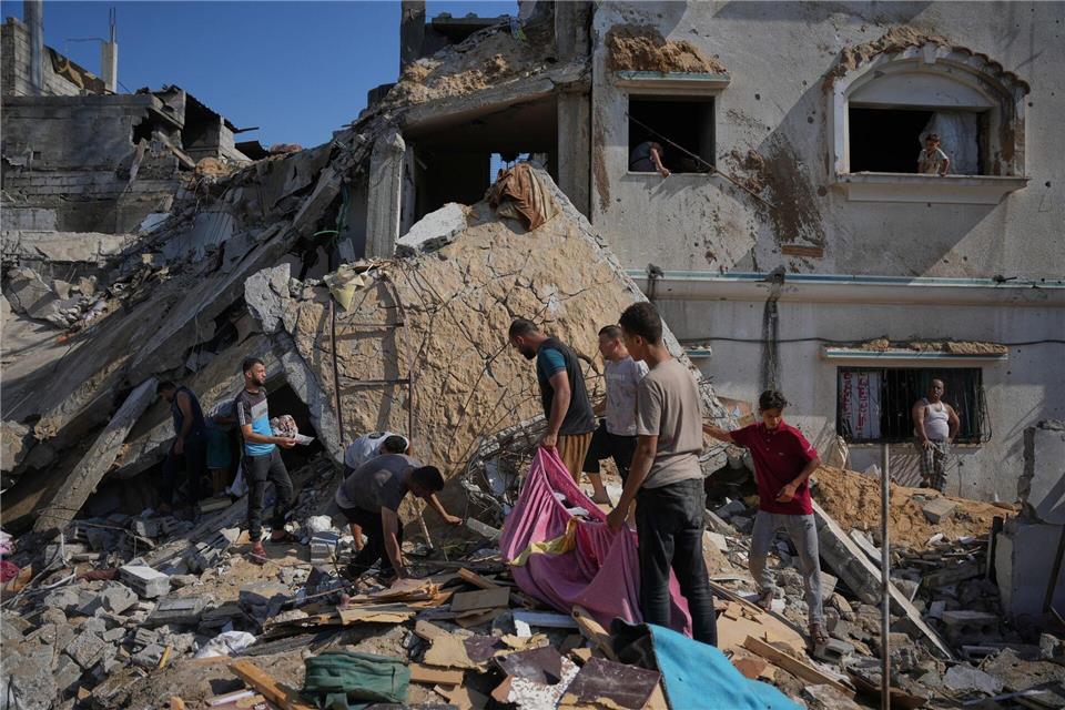 Palästinenser am Ort eines israelischen Luftangriffs im Gazastreifen. (Archivbild)Abdel Kareem Hana/AP/dpa