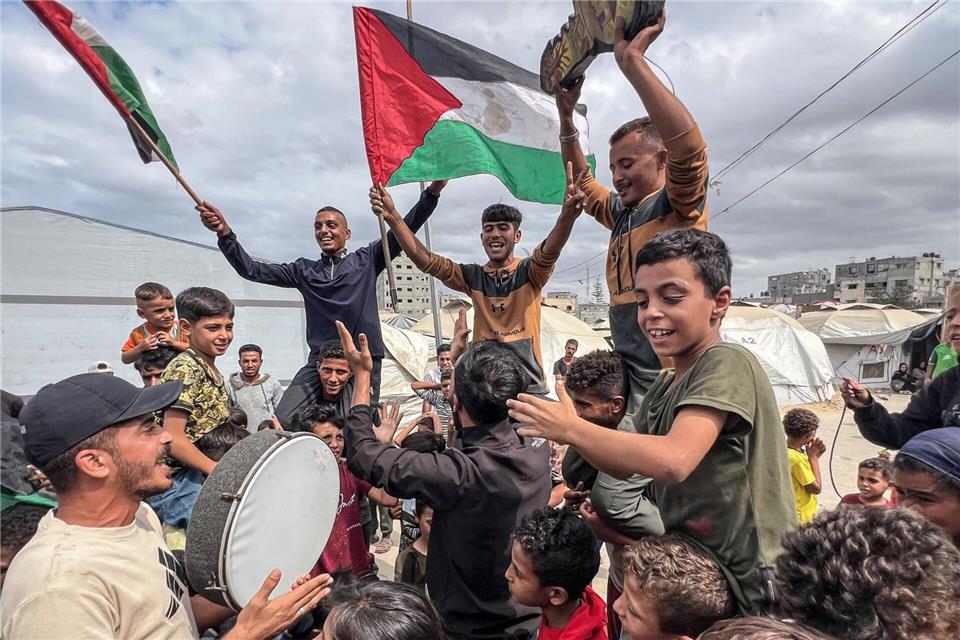 Gaza-Deal gebilligt - wo liegen die Stolpersteine? Palästinenser feiern die Einigung auf die Feuerpause Belal Abu Amer/APA Images via ZUMA Press Wire/dpa