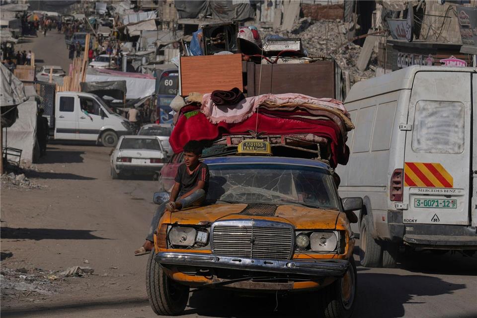 Palästinenser fliehen aus dem nördlichen Gazastreifen mit einem uralten Mercedes, auf den sie ihre Habseligkeiten geladen haben. Abdel Kareem Hana/AP/dpa