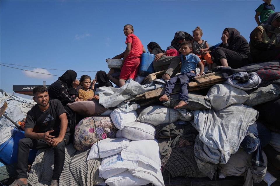 Trump nicht begeistert über Israels Angriff in Katar Palästinenser im Gazastreifen auf der Flucht. Jehad Alshrafi/AP/dpa