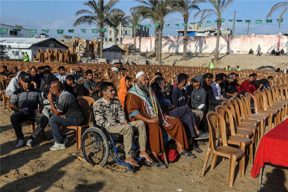 Palästinenser im Gazastreifen warten auf ihre freigelassenen Angehörigen.Abed Rahim Khatib/dpa