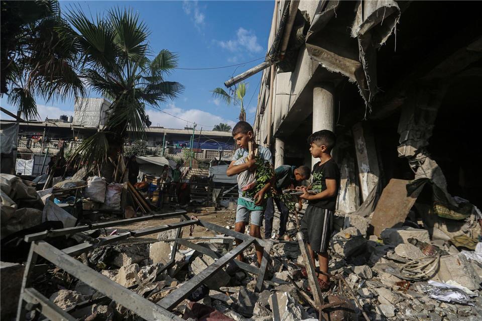 Bilder des Tages Palästinenser inspizieren den Ort eines nächtlichen israelischen Luftangriffs auf eine Schule, in der Vertriebene untergebracht waren.Omar Ashtawy/APA Images via ZUMA Press Wire/dpa