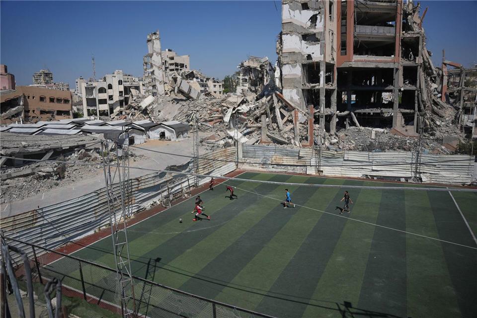 Palästinenser spielen Fußball in Gaza.Abdel Kareem Hana/AP/dpa