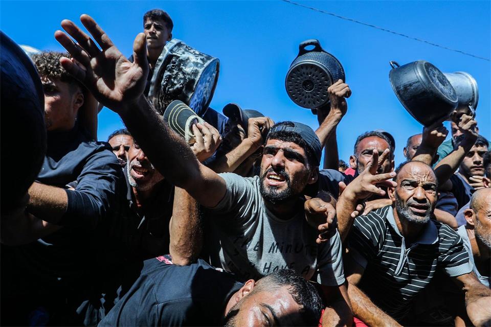 Palästinenser stehen dicht gedrängt, um Lebensmittelhilfe entgegenzunehmen, die von Hilfsorganisationen im Stadtteil Al-Mawasi in Chan Junis verteilt wird.Abed Rahim Khatib/dpa