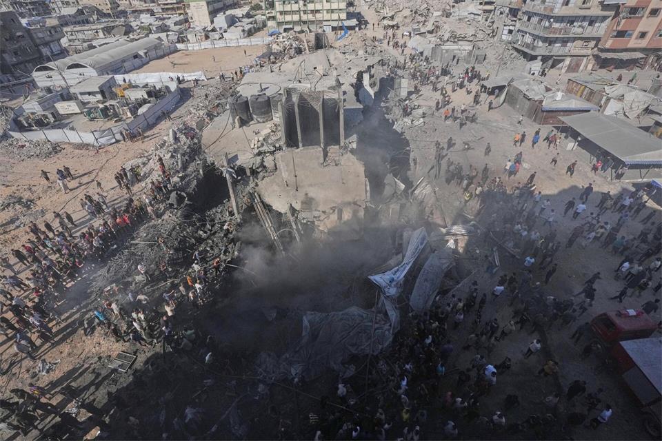Palästinenser versammeln sich in Gaza und begutachten die Trümmer eines Gebäudes, das bei einem israelischen Luftangriff zerstört wurde.Jehad Alshrafi/AP/dpa