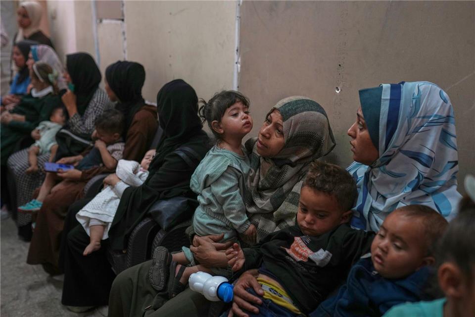 Palästinensische Frauen warten mit ihren kranken Kindern auf medizinische Versorgung in einer überfüllten Klinik in der Stadt Gaza. (Archivbild)Jehad Alshrafi/AP/dpa