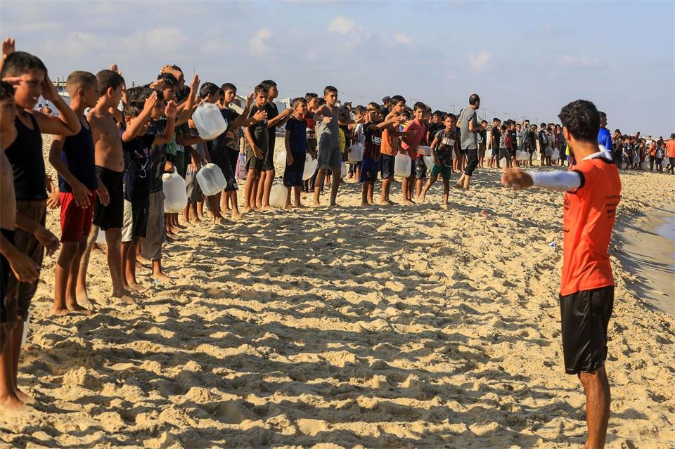 Palästinensische Jungen nehmen im Gazastreifen an der Veranstaltung „Swimming with Gaza“ teil.Abed Rahim Khatib/dpa