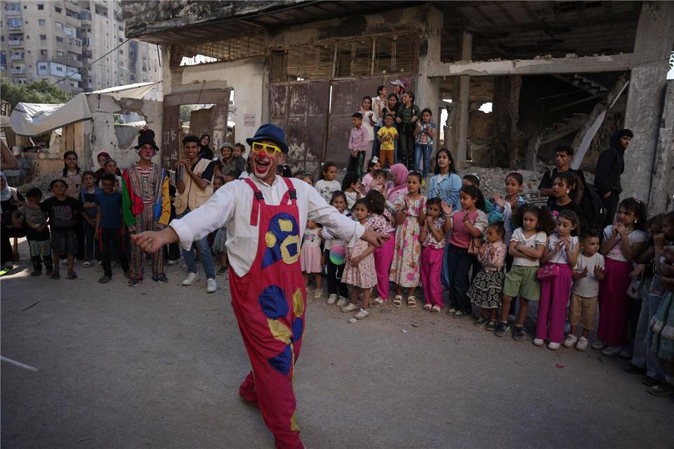 Palästinensischer Clown Reyad Bader bringt Kindern in Gaza zum Opferfest FreudeAbdel Kareem Hana/AP/dpa