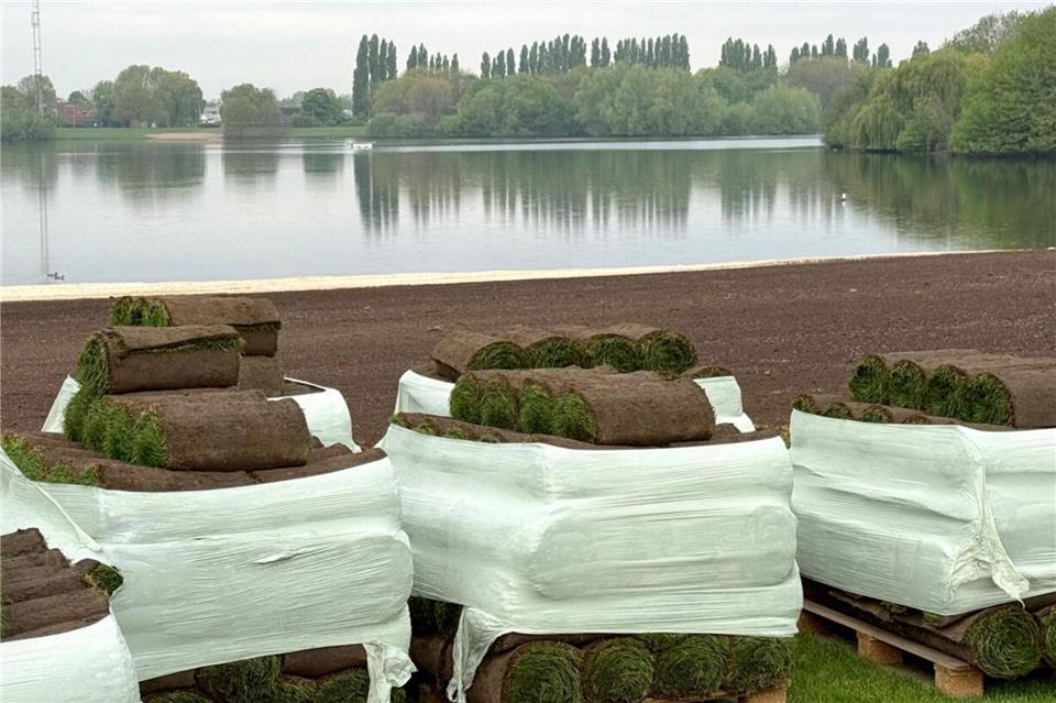 Paletten mit Rollrasen liegen an der Badebucht des Bocholter Aasees.