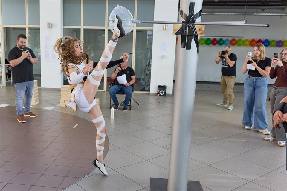 Palina Glebova führt den höchsten 360-Grad-Kick aus. Georg Wendt/dpa