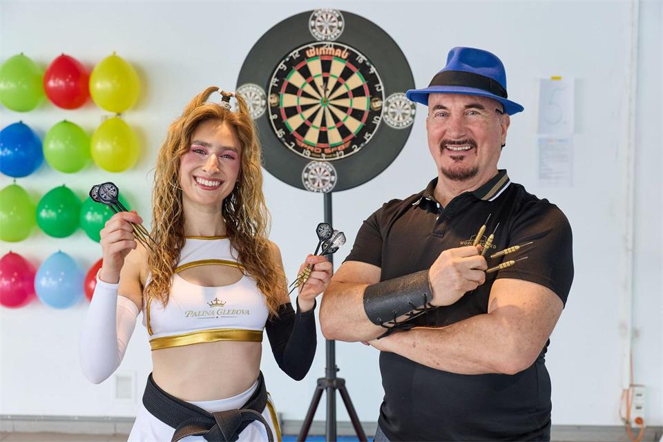 Palina Glebova und ihr Coach Joe Alexander, mit dem sie die kuriosen Disziplinen trainiert. Georg Wendt/dpa