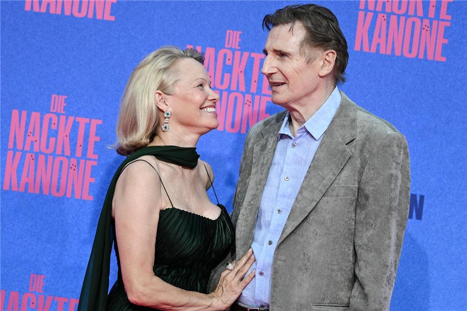 Pamela Anders und Liam Neeson bei Pressetermin für „Die nackte Kanone“. (Archivbild)Jens Kalaene/dpa