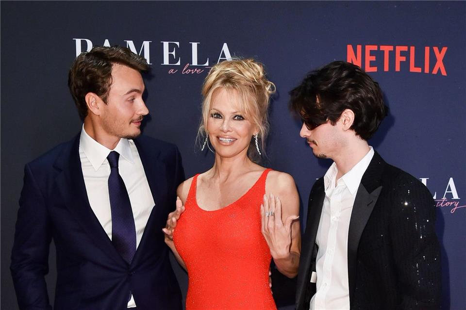 Pamela Andersons Sohn Dylan (rechts) hat geheiratet (Archivbild).Richard Shotwell/Invision via AP/dpa