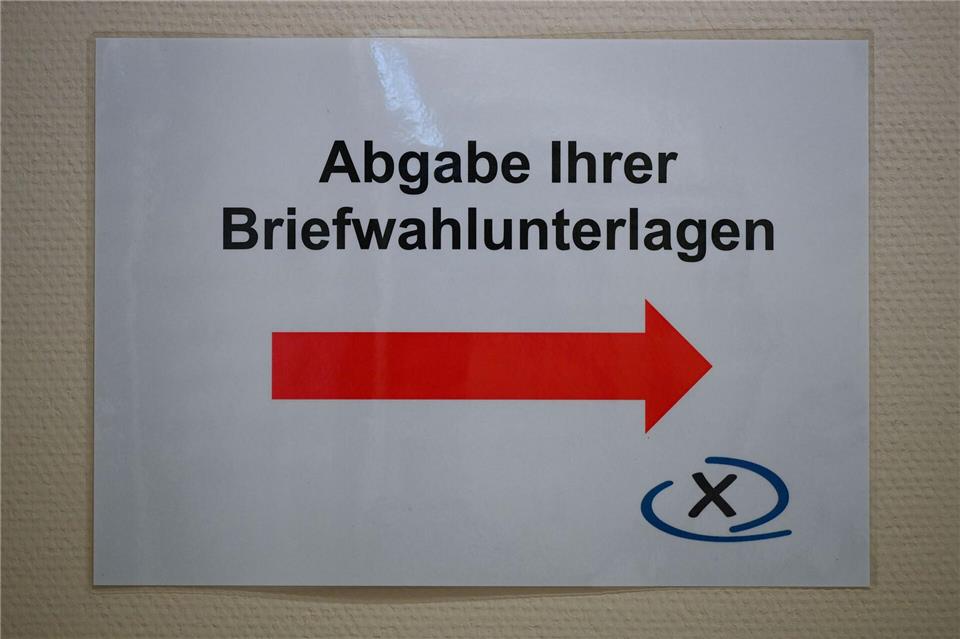 Panaschieren und Kumulieren auf dem Küchentisch: Auch Briefwahl ist bei Hessens Abstimmungen über die Mandate der Kommunalparlamente möglich. (Archivbild)Arne Dedert/dpa