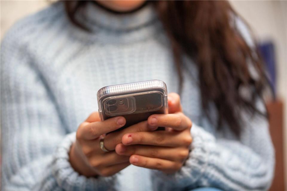 Panik im Gruppenchat? Ruhig bleiben. Kettenbriefe zu „KI liest alles mit“ sind frei erfunden – Verbraucherzentralen raten: löschen, nicht weiterleiten.picture alliance/dpa