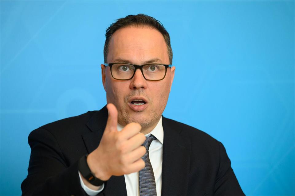 Panter: „Wer KI ignoriert, riskiert Wettbewerbsfähigkeit“. (Archivbild)Robert Michael/dpa