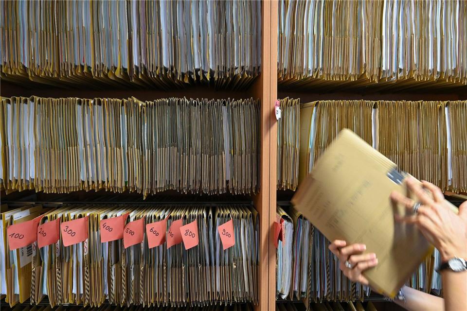Papierakten prägen in vielen Behörden noch immer den Arbeitsalltag. Das soll sich ändern. (Symbolbild)Arne Dedert/dpa