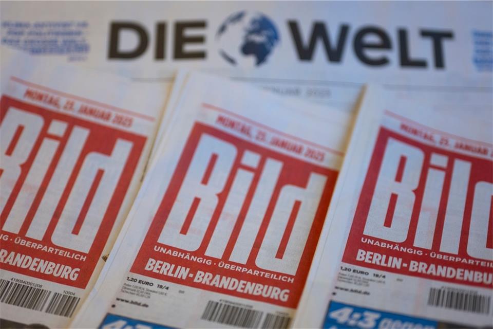 Axel Springer tauscht „Bild“-Chefredaktion aus Papierausgaben der Zeitungen „Bild“ und „Die Welt“ auf einem Tisch.