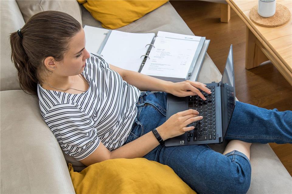 Papierkram ade: Ab 2026 schicken private Krankenversicherer ihre Bescheinigungen zur Vorlage beim Arbeitgeber nur noch digital.picture alliance/dpa/dpa-tmn
