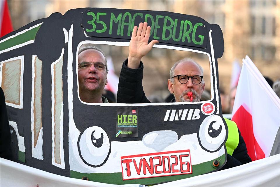 Papp-Bus - Warnstreik im NahverkehrElisa Schu/dpa