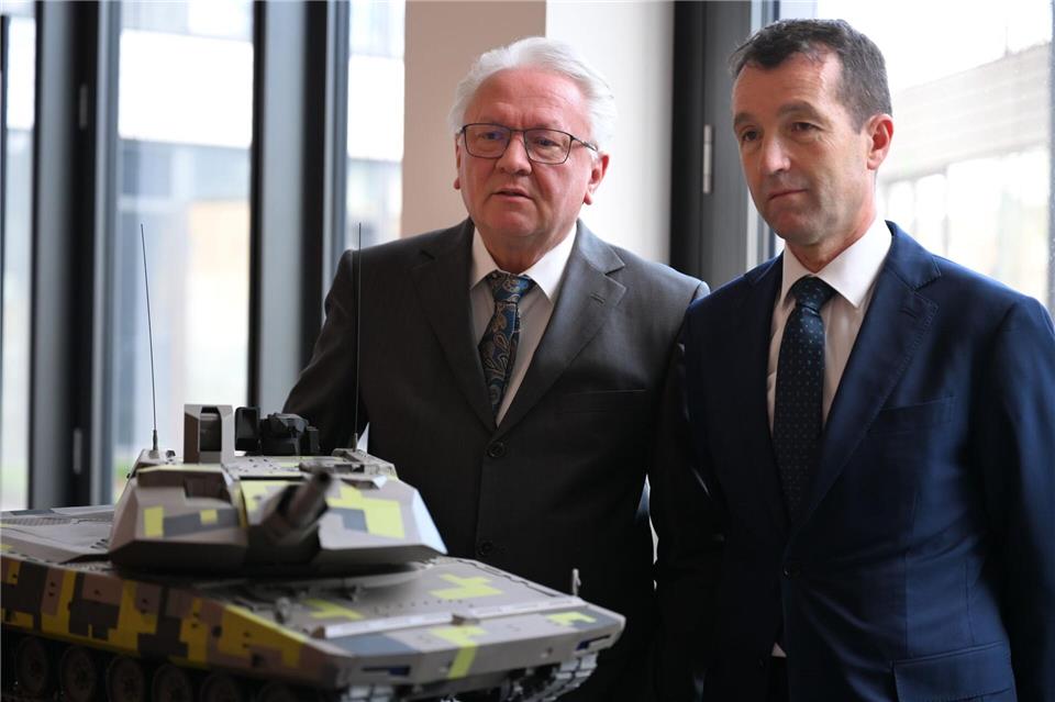 Papperger und Escribano bei einem Modell des Rheinmetall-Kampfpanzers Panther.Wolf von Dewitz/dpa