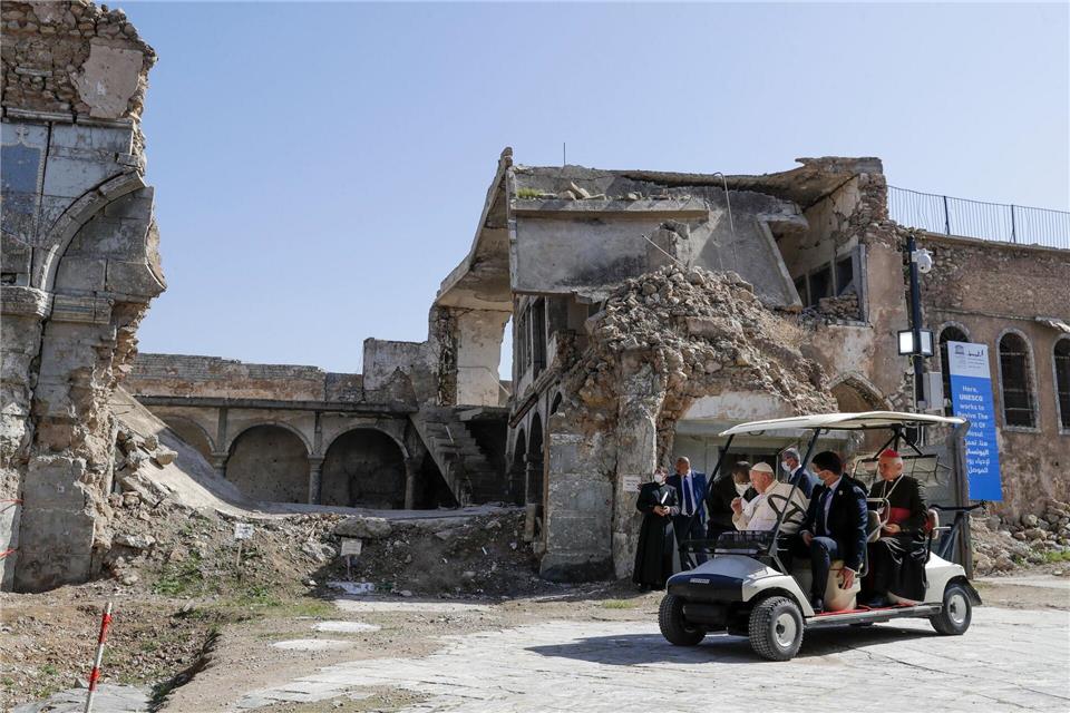 Papst Franziskus geriet im Irak nach eigenen Angaben ins Visier von zwei Attentätern. (Archivbild)Andrew Medichini/AP/dpa