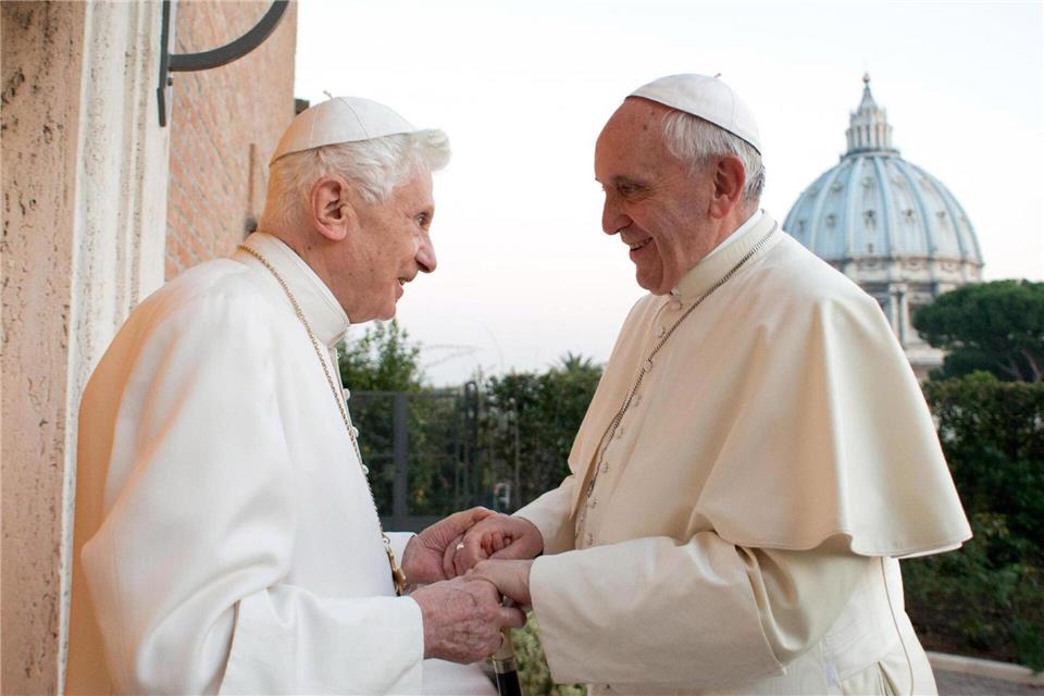 Papst Franziskus (r) folgte auf Papst Benedikt XVI, mit bürgerlichem Namen Joseph Ratzinger, nach dessen Rücktritt. (Archivbild)picture alliance / dpa