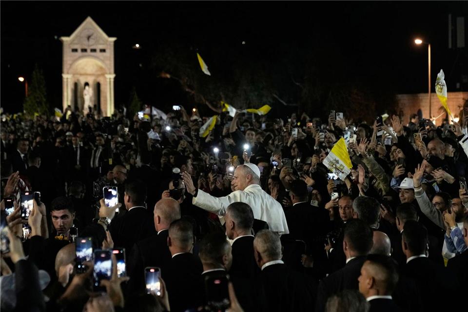 Papst Leo XIV. (M) grüßt die Menge, als er umgeben von Sicherheitskräften zu einem Treffen mit Jugendlichen in Bkerké, dem Sitz der maronitischen Kirche im Libanon, kommt.Bilal Hussein/AP/dpa