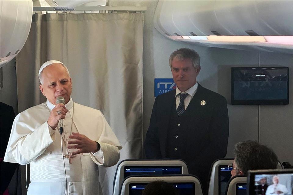 Papst Leo XIV. äußerte sich auf dem Flug nach Algerien vor Journalisten.Christoph Sator/dpa