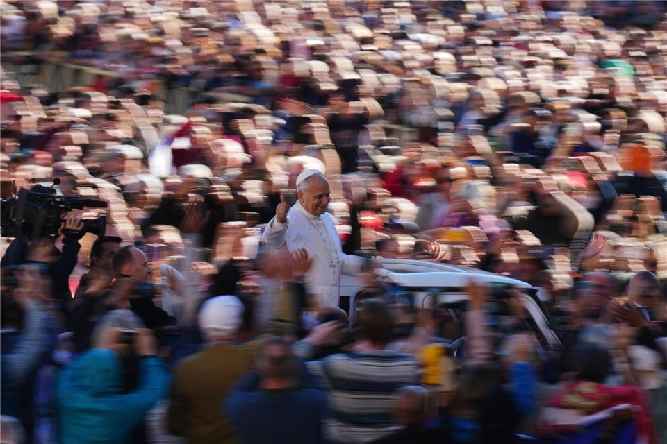 Papst Leo XIV. auf dem Weg zur wöchentlichen Generalaudienz auf dem Petersplatz.Alessandra Tarantino/AP/dpa