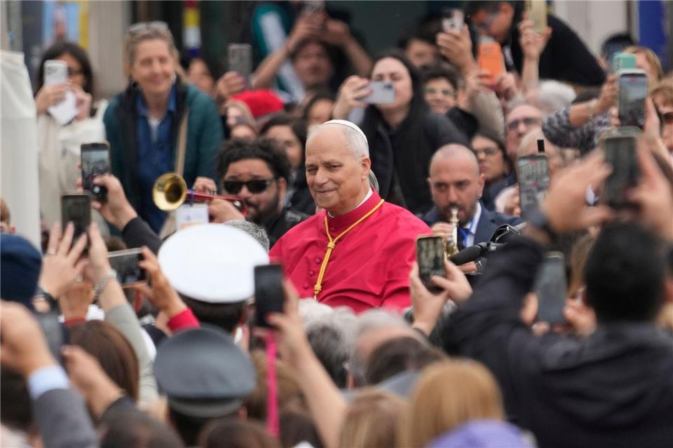 Papst Leo XIV. begrüßt Gläubige während seines Besuchs im italienischen Pompeji.Gregorio Borgia/AP/dpa