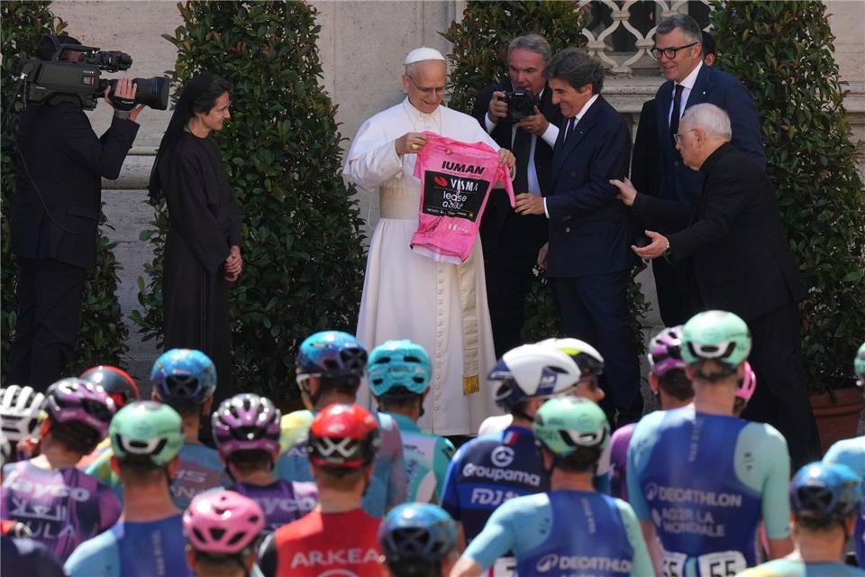 Papst Leo XIV. bekam ein Rosa Trikot überreicht.Andrew Medichini/AP/dpa
