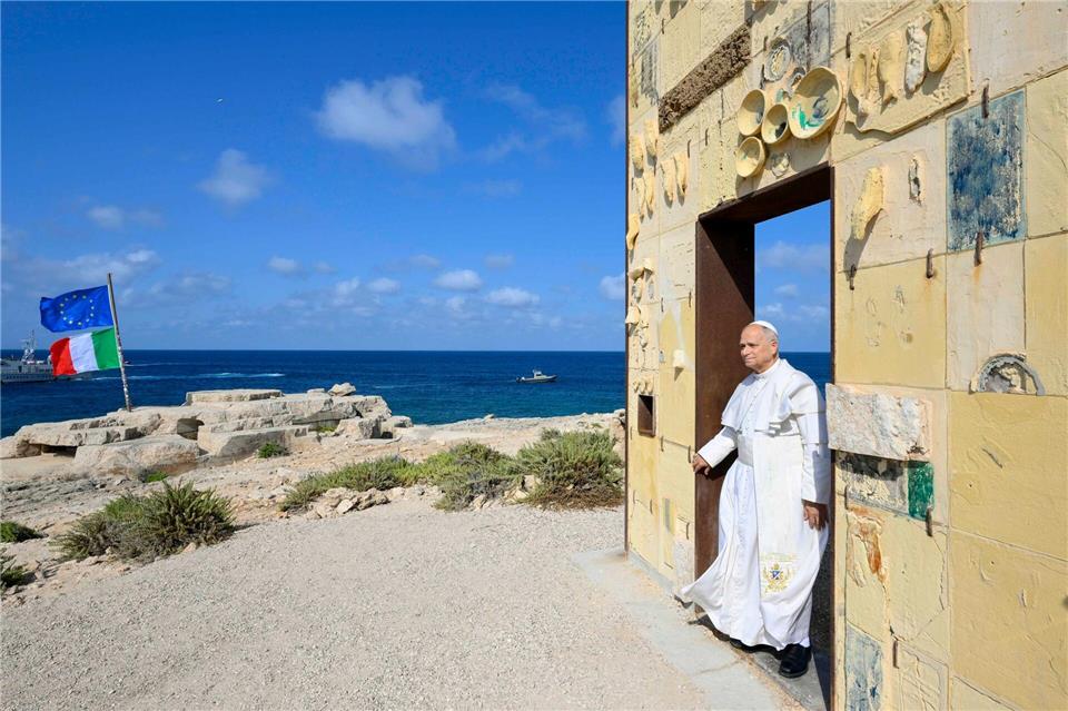 Papst Leo XIV. besichtigt das Denkmal „Gateway of Europe“ von Lampedusa, Sizilien. Vatican Media/IPA via ZUMA Press/dpa