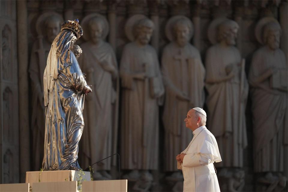 Papst Leo XIV. besiucht die Kathedrale Notre-Dame.Thibault Camus/AP/dpa