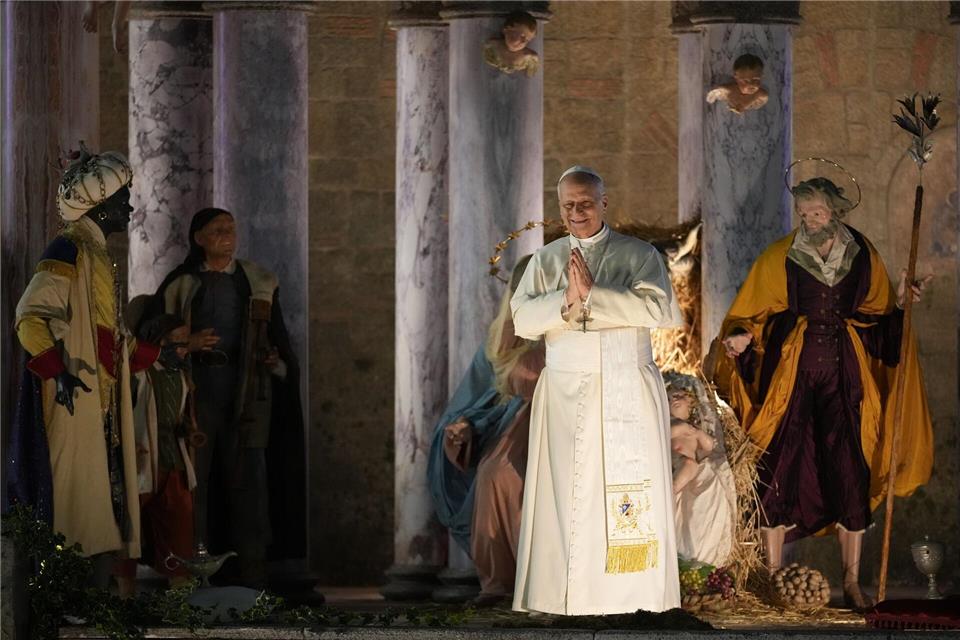 Papst Leo XIV. hält für einen Moment des Gebets vor der Weihnachtskrippe auf dem Petersplatz im Vatikan inne.Andrew Medichini/AP/dpa