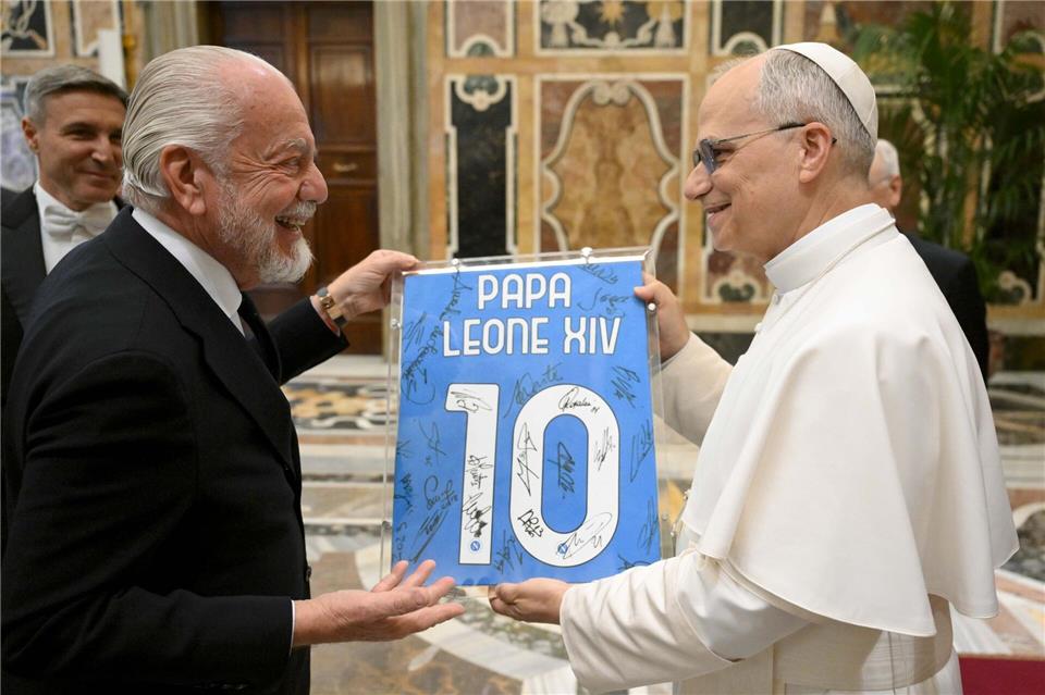 Papst Leo XIV.: Sport ist ein Weg, Frieden zu schaffen Papst Leo XIV. hat auch den SSC Neapel empfangen. Simone Risoluti/IPA via ZUMA Press/dpa