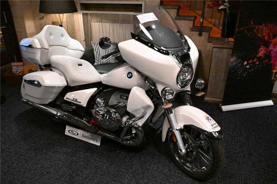 Papst Leo XIV. hatte das Motorrad im September in Rom in Empfang genommen. (Archivbild)Felix Hörhager/dpa