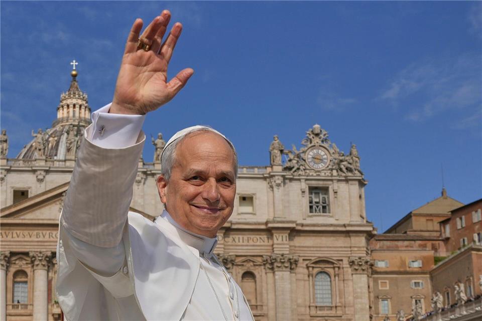 Papst Leo XIV. ist auf dem Petersplatz feierlich in sein Amt eingeführt worden.Andrew Medichini/AP/dpa