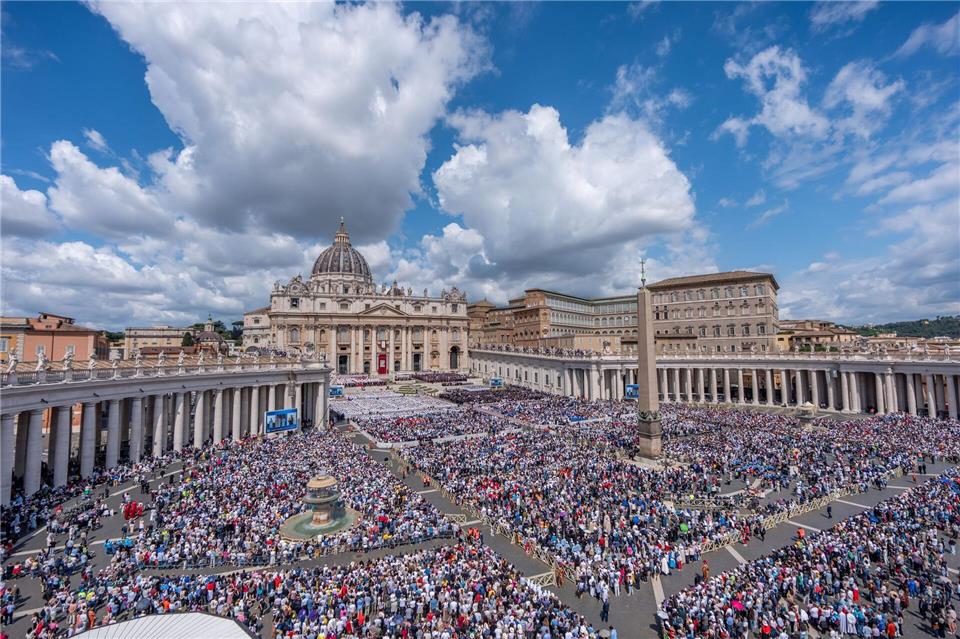 Papst Leo XIV. ist auf dem Petersplatz feierlich in sein Amt eingeführt worden.Michael Kappeler/dpa