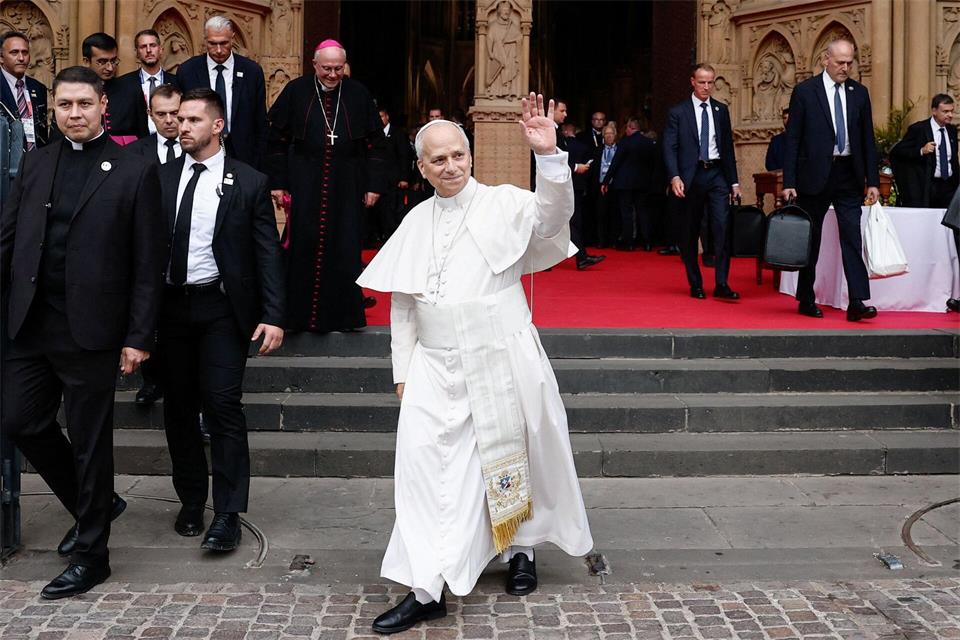 Papst Leo XIV. ist nach vier Tagen in Frankreich zurück in Rom.Benoit Tessier/Pool Reuters/AP/dpa