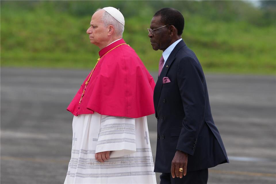 Papst Leo XIV. lehnt eine weitere Liberalisierung des Umgangs mit Homosexuellen in der katholischen Kirche ab - unter anderem mit dem Argument, dass dagegen in Afrika erhebliche Widerstände bestünden. (Archivbild)Misper Apawu/AP/dpa