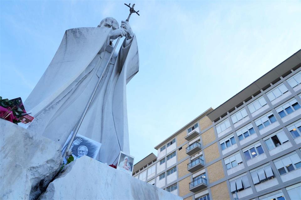 Papst Leo XIV. liegt im zehnten Stock des Gemelli-Krankenhauses. Davor befindet sich eine Statue seines Vorgängers Johannes Paul II..Gregorio Borgia/AP/dpa