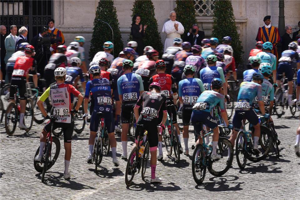 Stopp im Vatikan: Papst Leo XIV. segnet Giro-Peloton Papst Leo XIV. segnet das Giro-Peloton.Andrew Medichini/AP/dpa